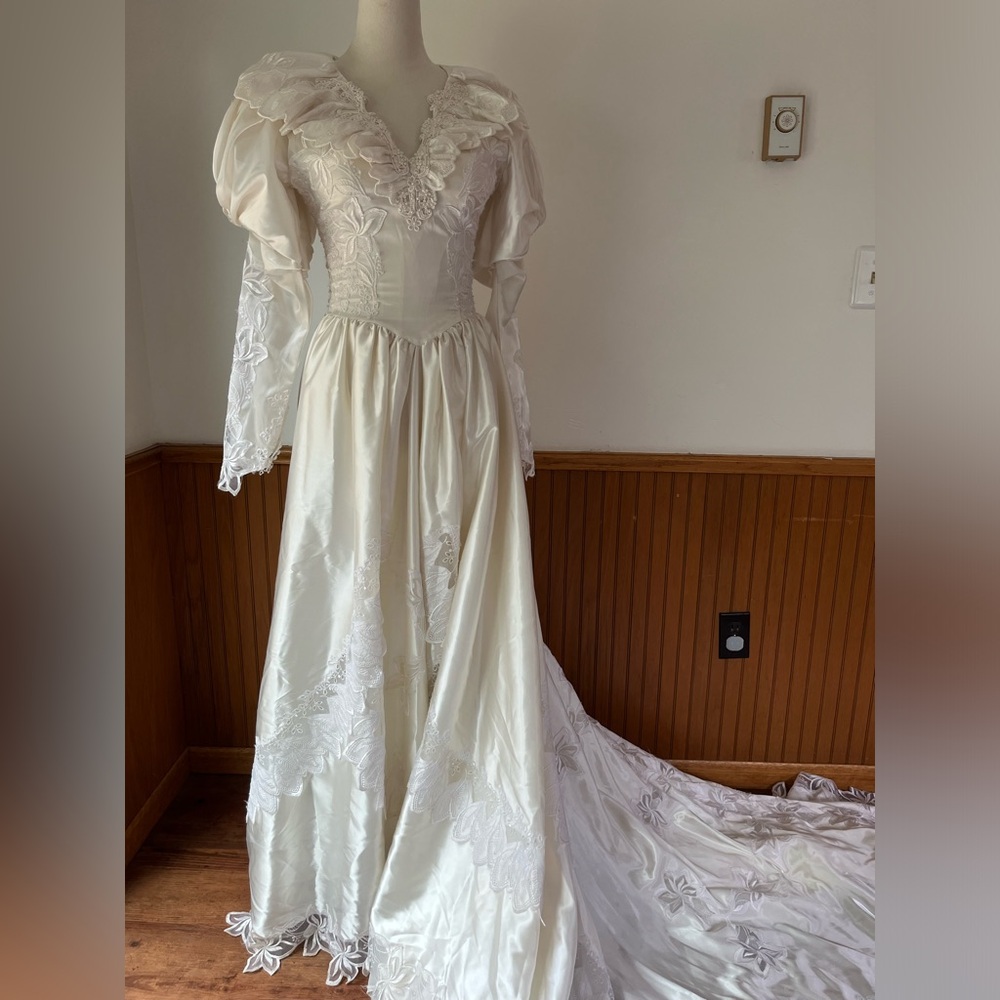Elegant Ivory Lace Long-Sleeve Wedding Dress